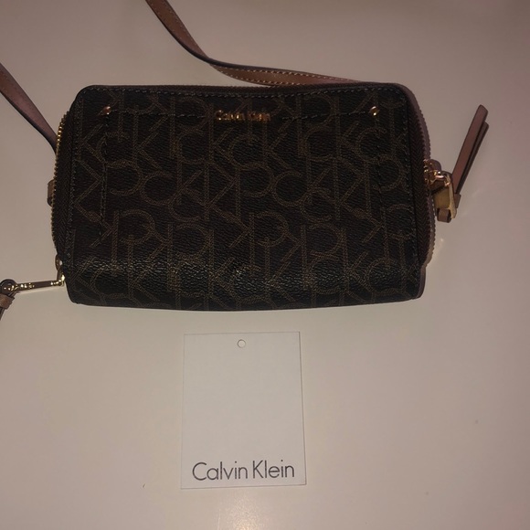 Calvin Klein - Picture 2 of 6